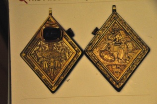 Picture of the front and back sides of the Middleham Jewel pendant